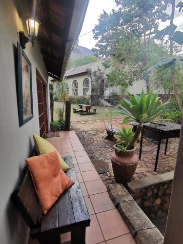 Taman di luar Sun Deck Lodge
