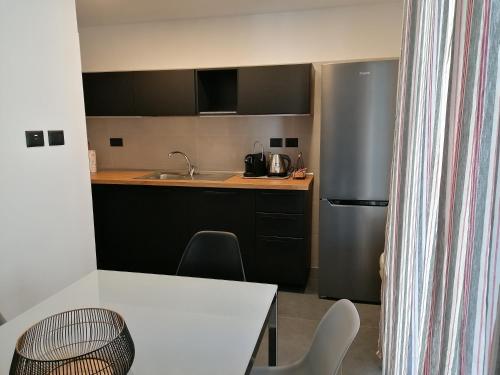 cocina con mesa blanca y nevera en P in centro 2, en Sestri Levante