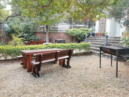 Taman di luar Sun Deck Lodge