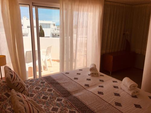 1 dormitorio con 1 cama y vistas a un balcón en Golden Club Hotel Resort Penthouse Free boat to Beach, CABANAS, Holiday, en Cabanas de Tavira