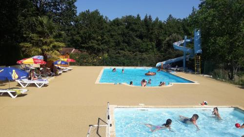 - un groupe de personnes dans une piscine d'un parc aquatique dans l'établissement Camping Au Bois Dormant, à Chauffour-sur-Vell