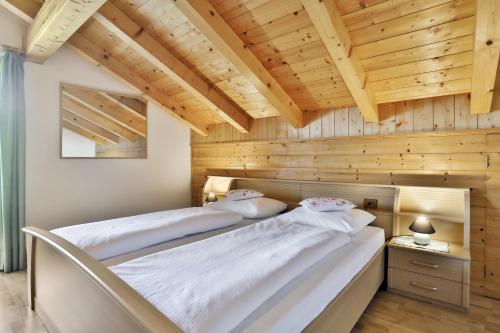 Ein Bett oder Betten in einem Zimmer der Unterkunft SCHUPFE- direkt neben der Kabinenbahn Gitschberg Jochtal
