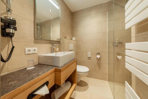 Koupelna v ubytování Kräuterhotel Hochzillertal