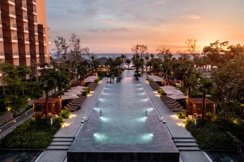 Der Swimmingpool an oder in der Nähe von Crowne Plaza Phu Quoc Starbay, an IHG Hotel