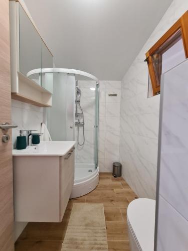 Ένα μπάνιο στο Apartments Beleca
