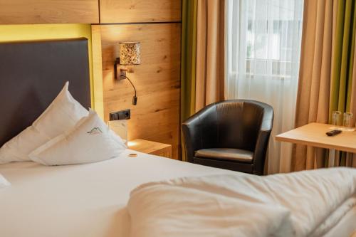 Postel nebo postele na pokoji v ubytování Kräuterhotel Hochzillertal