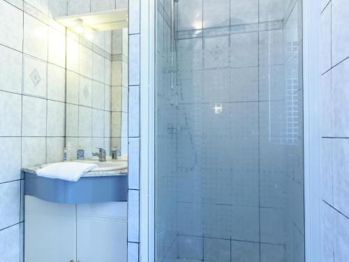 La salle de bains est pourvue d'une douche et d'un lavabo. dans l'établissement Montmartre Apartments Monet, à Paris