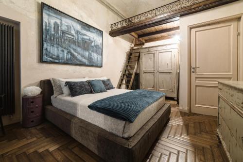 a bedroom with a king sized bed and a ladder at Nil Sine Deo in Genova