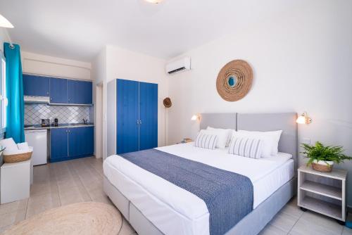 a bedroom with a large bed and blue cabinets at Domus Litus in Pollonia
