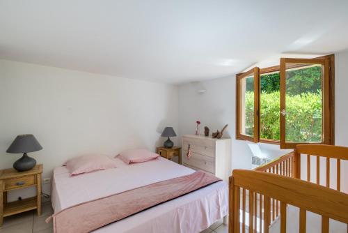 une chambre avec un lit et une fenêtre dans l'établissement La Pinède - Maison proche plages, à Pietrosella