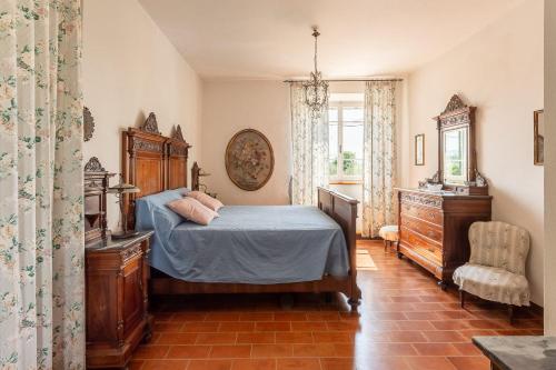 Un dormitorio con una cama y una cómoda y una ventana. en Podere Terrerosse, en Rímini
