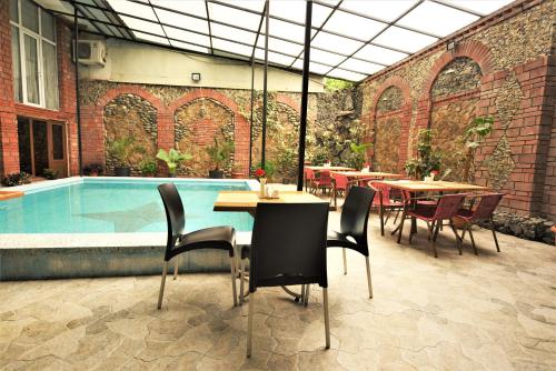Bazén v ubytování Kazbegi Hotel Batumi nebo v jeho okolí