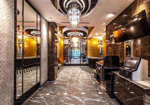 un pasillo de un hotel con vestíbulo y casino en APA Hotel Hakataeki Chikushiguchi, en Fukuoka