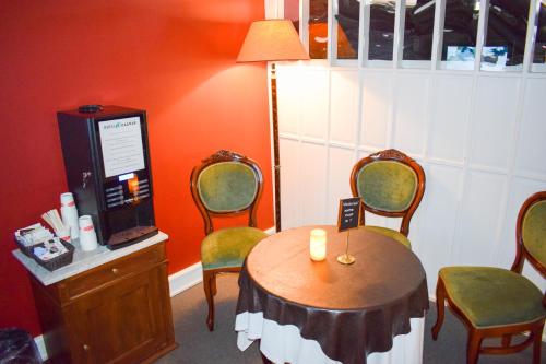 Hotel Dagmar في ريبي: غرفة مع طاولة وكراسي عليها شمعة