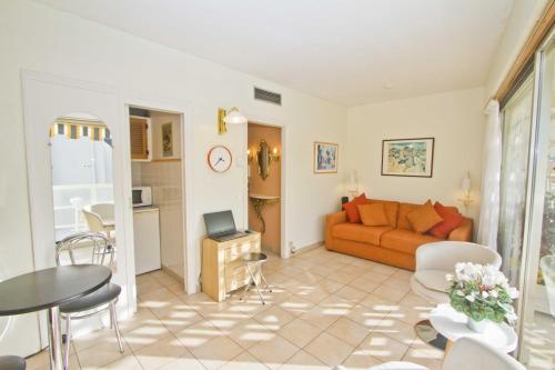 un salon avec un canapé et une table dans l'établissement Royal Studio Promenade, à Nice