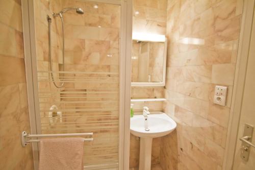 une salle de bain avec un lavabo et une douche dans l'établissement Royal Studio Promenade, à Nice