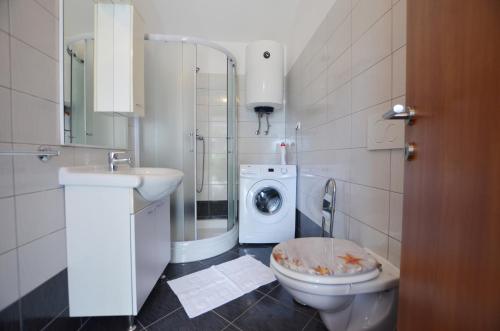 Koupelna v ubytování Zminj Apartments