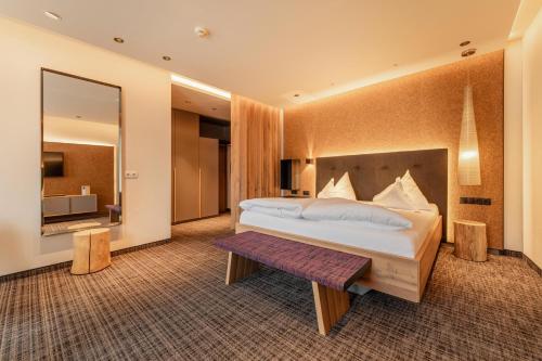 Postel nebo postele na pokoji v ubytování Kräuterhotel Hochzillertal