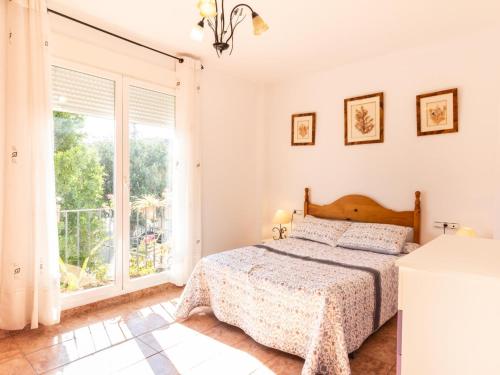 - une chambre avec un lit et une grande fenêtre dans l'établissement Casa chico, à Béznar