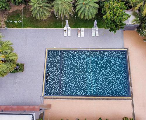 an overhead view of a blue swimming pool at Baan Phing Phu Praew Cha-Am Resort บ้านพิงภูแพรว รีสอร์ท ชะอำ in Cha Am