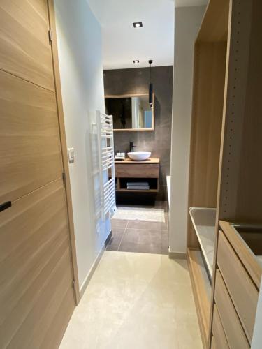 une salle de bain avec un lavabo et des toilettes dans une chambre dans l'établissement Villa de Charme La Lionne-Piscine-12 pers, à Saint-Raphaël