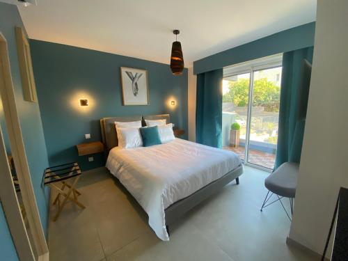 Villa de Charme La Lionne-Piscine-12 pers tesisinde bir odada yatak veya yataklar