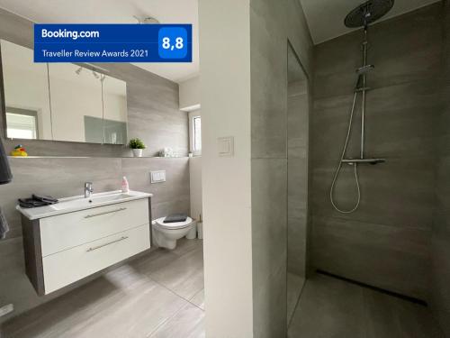 a bathroom with a shower and a sink and a toilet at W1 - Kontaktloser 24h CHECK IN, W-LAN, Netflix, Parkplatz, Küche, Boxspring-Bett in Bückeburg