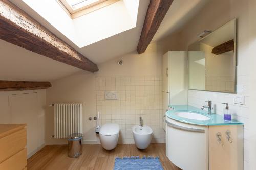 ein Badezimmer mit Toilette und Waschbecken in der Unterkunft Casa Carlotta in Rimini