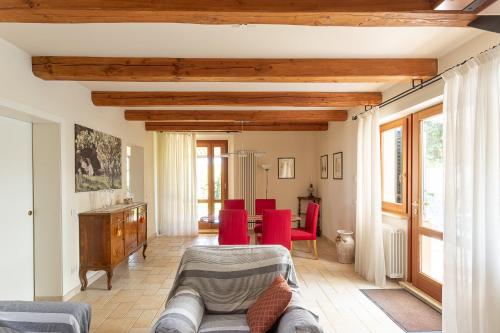 ein Wohnzimmer mit roten Stühlen und einem Sofa in der Unterkunft Casa Carlotta in Rimini