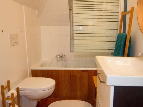 une salle de bain avec toilettes, baignoire et lavabo dans l'établissement StudioLille - Alexandre, à Lille