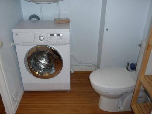 une salle de bain avec machine à laver et toilettes dans l'établissement StudioLille - Opéra, à Lille