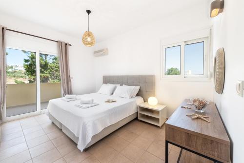 Ένα ή περισσότερα κρεβάτια σε δωμάτιο στο Ritas Gennadi Villa
