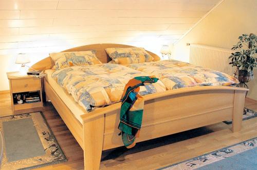 Tempat tidur dalam kamar di Weingut Rosenbaum