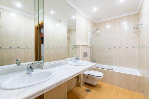 ห้องน้ำของ Luxury Duplex 200 M2 Terrace Parking StayInSeville