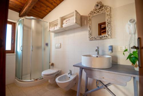 アルベロベッロにあるTrullo Pietra del Sudのバスルーム(シンク、シャワー、トイレ付)