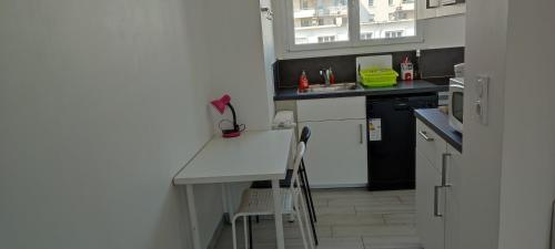 a small kitchen with a counter and a white counter top at Appartement 83 m2, 4 lits , 5 Pers, 100 m de la gare, Confortable et Lumineux in Le Havre