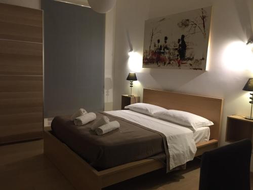 ローマにあるPrati Apartmentのベッドルーム1室(ベッド1台、タオル2枚付)