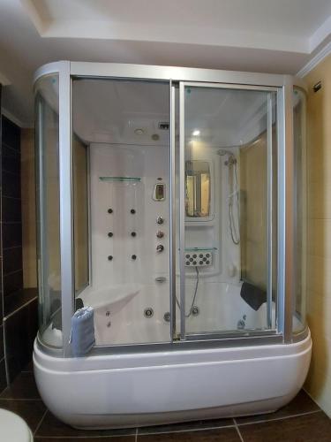 Un baño de Perinthos Hotel
