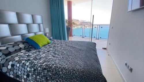 Postel nebo postele na pokoji v ubytování PENTHOUSE IN THE SEA, Tauro