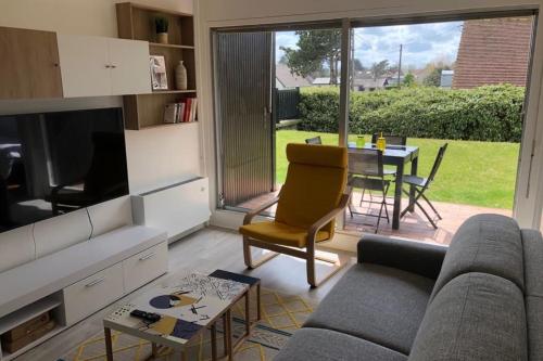 sala de estar con sofá y mesa en Beautiful Apartment With Garden, en Cabourg
