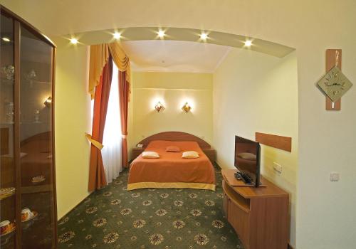 Postel nebo postele na pokoji v ubytování Tourist Hotel