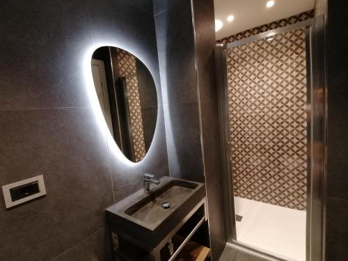 un baño con lavabo y espejo en P in centro 2, en Sestri Levante