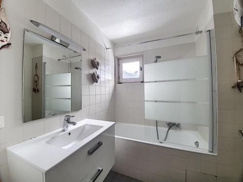 a white bathroom with a sink and a bath tub at APPARTEMENT ST JEAN D'AULPS - PROCHE PIED DES PISTES - PROCHE MORZINE - Riam 6 in Saint-Jean-d'Aulps