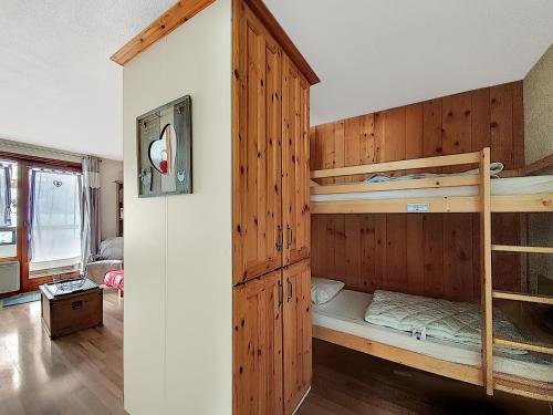 a room with two bunk beds in a house at APPARTEMENT ST JEAN D'AULPS - PROCHE PIED DES PISTES - PROCHE MORZINE - Riam 6 in Saint-Jean-d'Aulps