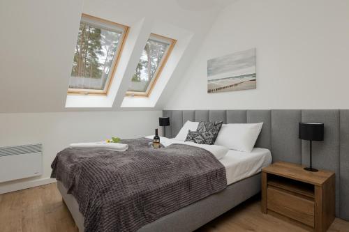 Apartamenty Zielona 11 by Renters في مينزفوجة: غرفة نوم بسرير ونوافذ
