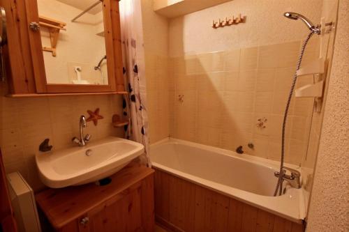 Ένα μπάνιο στο STUDIO 4 PERSONNES - PROCHE PIED DES PISTES - ST JEAN D'AULPS - PROCHE MORZINE - Cimes 18
