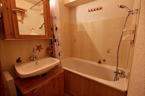 une salle de bain avec un lavabo et une baignoire dans l'établissement STUDIO 4 PERSONNES - PROCHE PIED DES PISTES - ST JEAN D'AULPS - PROCHE MORZINE - Cimes 18, à Saint-Jean-dʼAulps