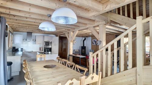 une cuisine et une salle à manger avec un plafond en bois dans l'établissement CHALET NEUF -SAINT JEAN D'AULPS STATION 12 PERSONNES - CIMES C6, à Saint-Jean-dʼAulps