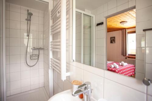 A bathroom at La Chaumière Mountain Lodge