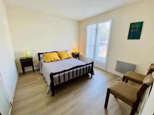 ビスカロッスにある324 RUE DES HIRONDELLES -039のベッドルーム1室(黄色い枕のベッド1台付)